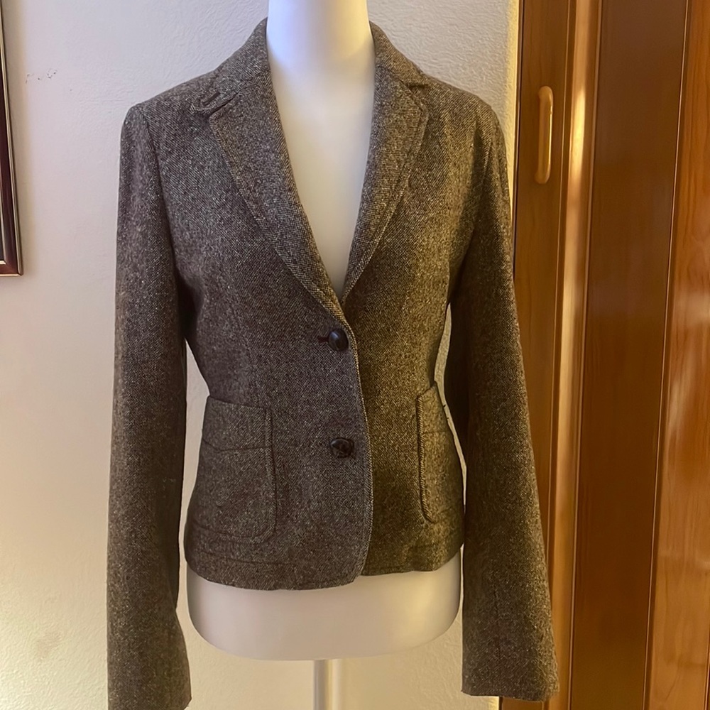 Size 4 Banana Republic cropped blazer in brown. EUC.